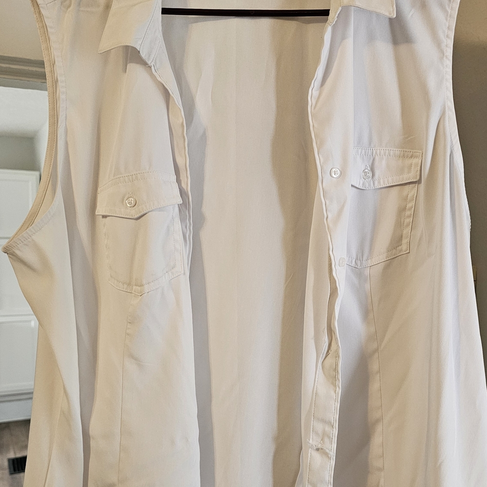 22/24 W Sleeveless Button-Up Plus Size Blouse. White.